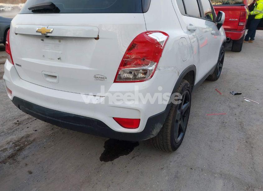 Photo 6 of 2018 Chevrolet Trax LS (VIN 3GNCJKSB0JL231433)