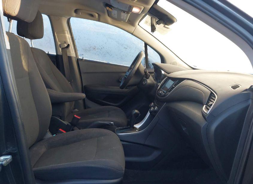 Photo 5 of 2019 Chevrolet Trax LS (VIN 3GNCJKSB0KL115473)