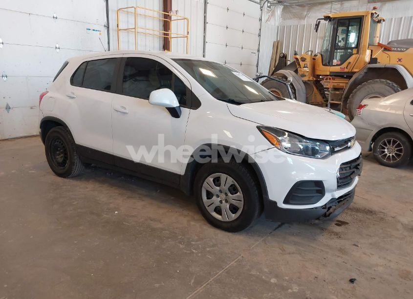 2019 Chevrolet Trax LS (VIN 3GNCJKSB0KL143936) main photo