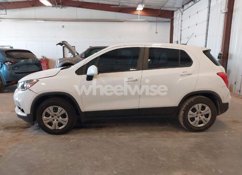 Photo 14 of 2019 Chevrolet Trax LS (VIN 3GNCJKSB0KL143936)