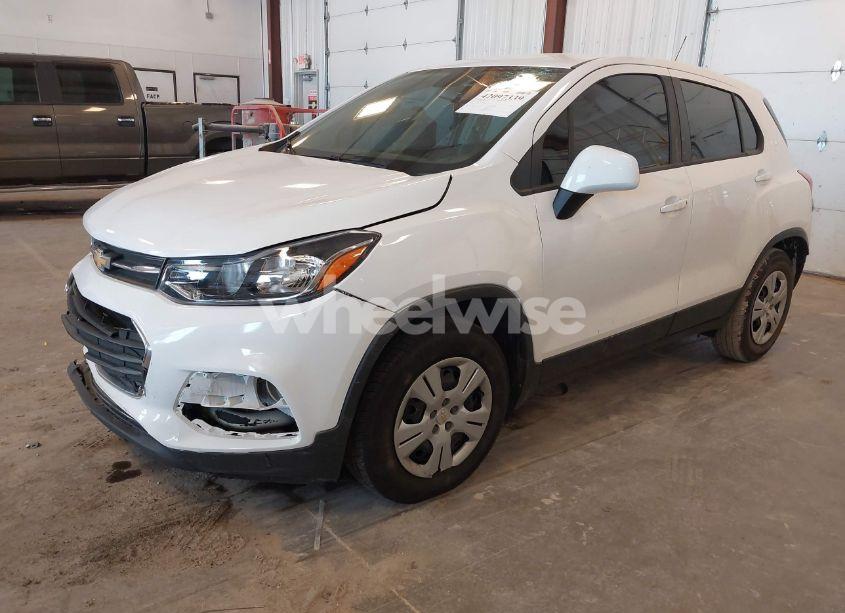 Photo 2 of 2019 Chevrolet Trax LS (VIN 3GNCJKSB0KL143936)