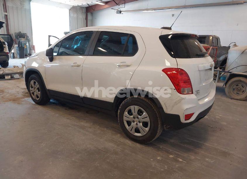Photo 3 of 2019 Chevrolet Trax LS (VIN 3GNCJKSB0KL143936)