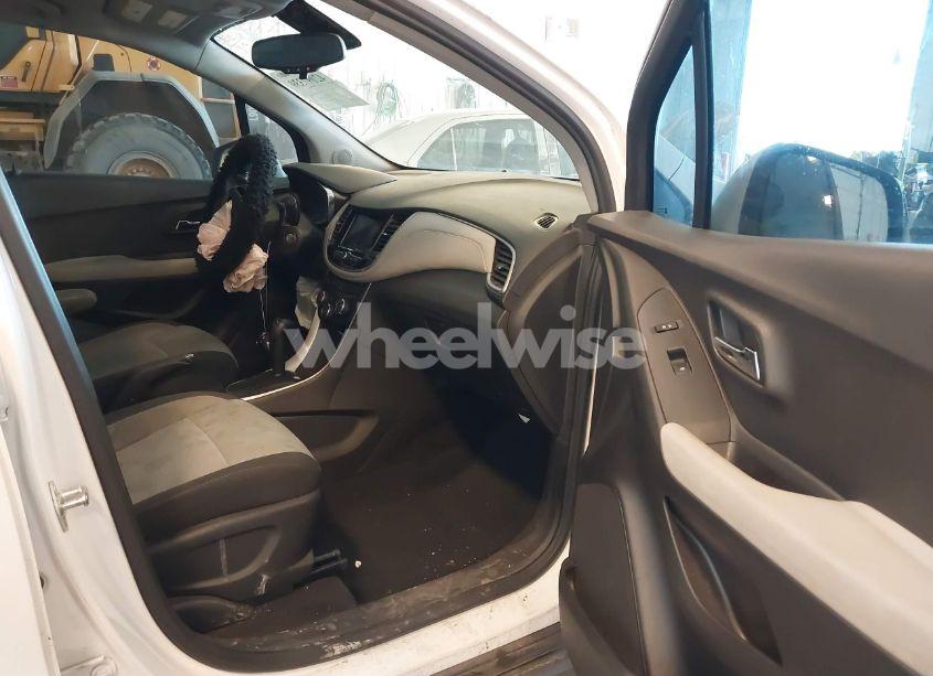 Photo 5 of 2019 Chevrolet Trax LS (VIN 3GNCJKSB0KL143936)