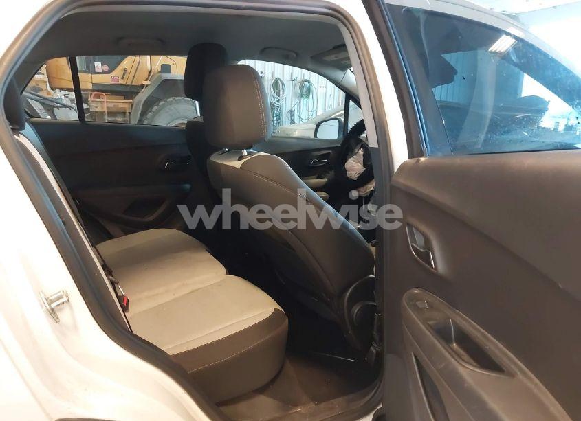 Photo 8 of 2019 Chevrolet Trax LS (VIN 3GNCJKSB0KL143936)