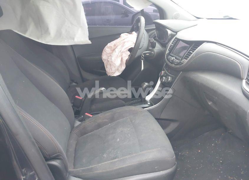 Photo 5 of 2019 Chevrolet Trax LS (VIN 3GNCJKSB0KL208073)