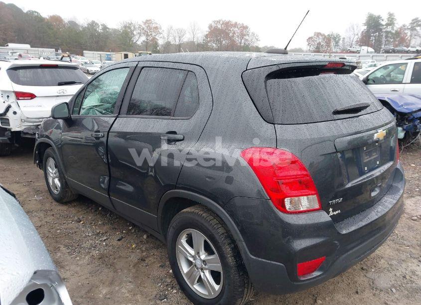 Photo 3 of 2019 Chevrolet Trax LS (VIN 3GNCJKSB0KL257516)
