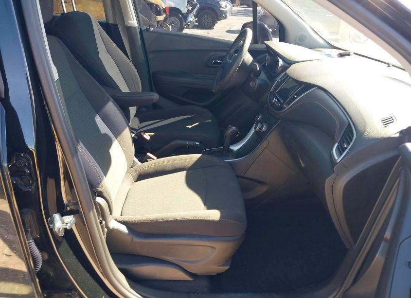 Photo 5 of 2019 Chevrolet Trax LS (VIN 3GNCJKSB0KL358314)