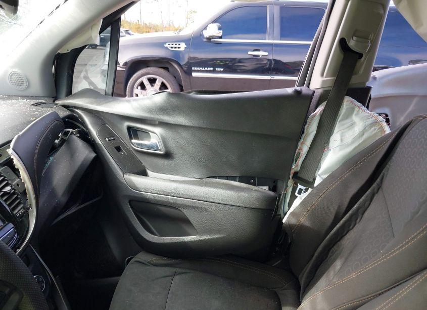 Photo 5 of 2019 Chevrolet Trax LS (VIN 3GNCJKSB0KL401761)