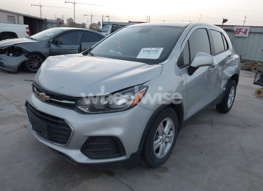 Photo 2 of 2020 Chevrolet Trax FWD LS (VIN 3GNCJKSB0LL317926)