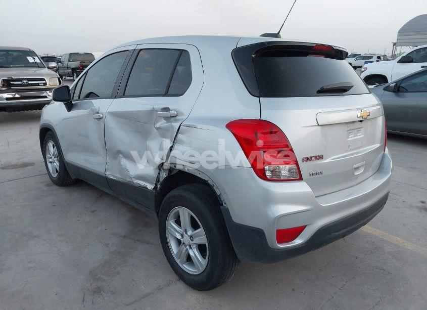 Photo 3 of 2020 Chevrolet Trax FWD LS (VIN 3GNCJKSB0LL317926)