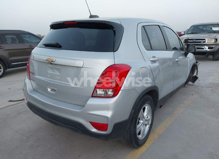 Photo 4 of 2020 Chevrolet Trax FWD LS (VIN 3GNCJKSB0LL317926)