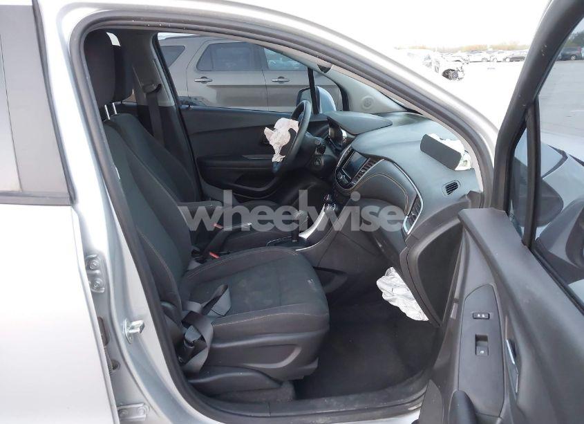 Photo 5 of 2020 Chevrolet Trax FWD LS (VIN 3GNCJKSB0LL317926)