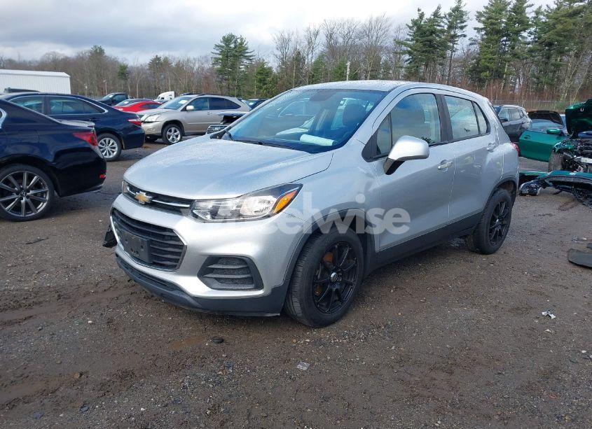 Photo 2 of 2017 Chevrolet Trax LS (VIN 3GNCJKSB1HL227854)