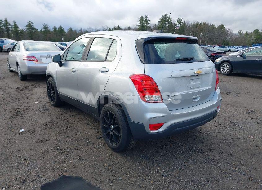 Photo 3 of 2017 Chevrolet Trax LS (VIN 3GNCJKSB1HL227854)