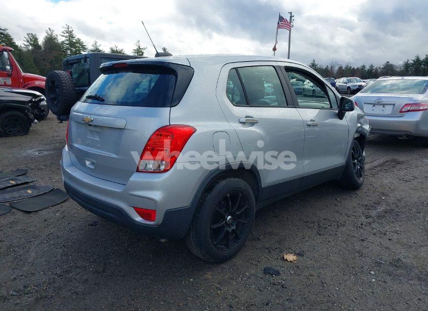 Photo 4 of 2017 Chevrolet Trax LS (VIN 3GNCJKSB1HL227854)