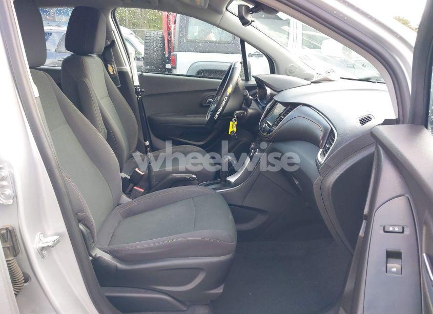 Photo 5 of 2017 Chevrolet Trax LS (VIN 3GNCJKSB1HL227854)