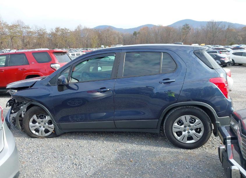 Photo 15 of 2018 Chevrolet Trax LS (VIN 3GNCJKSB1JL377601)