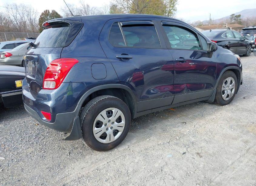 Photo 4 of 2018 Chevrolet Trax LS (VIN 3GNCJKSB1JL377601)