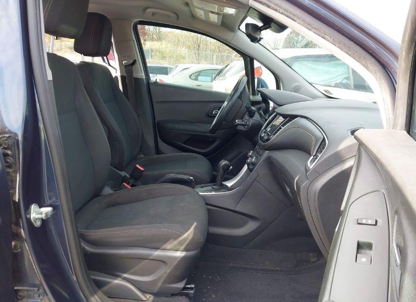 Photo 5 of 2018 Chevrolet Trax LS (VIN 3GNCJKSB1JL377601)