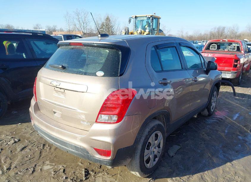 Photo 4 of 2018 Chevrolet Trax LS (VIN 3GNCJKSB1JL408720)