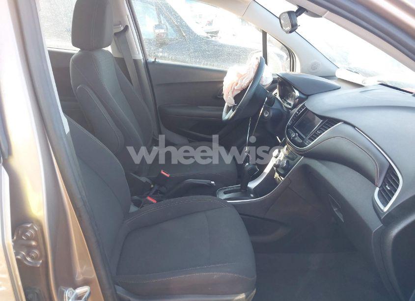 Photo 5 of 2018 Chevrolet Trax LS (VIN 3GNCJKSB1JL408720)