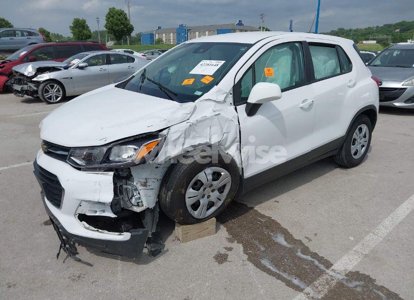 Photo 2 of 2019 Chevrolet Trax LS (VIN 3GNCJKSB1KL130676)