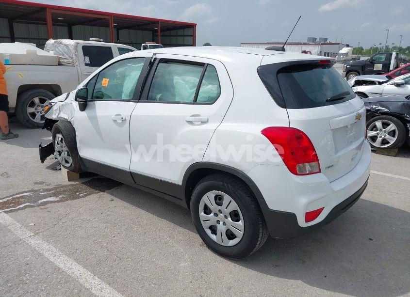 Photo 3 of 2019 Chevrolet Trax LS (VIN 3GNCJKSB1KL130676)