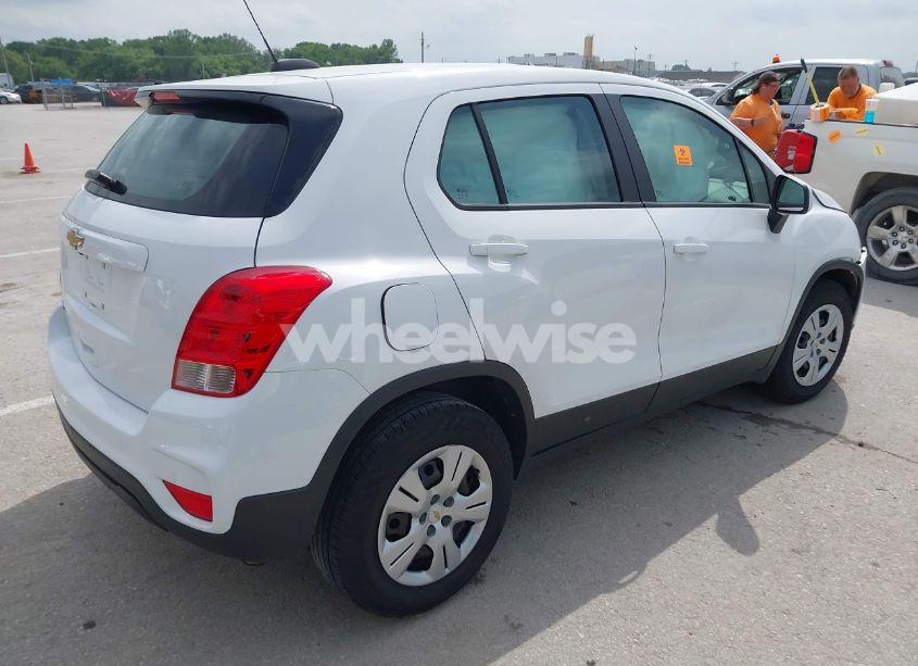 Photo 4 of 2019 Chevrolet Trax LS (VIN 3GNCJKSB1KL130676)