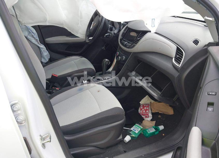 Photo 5 of 2019 Chevrolet Trax LS (VIN 3GNCJKSB1KL130676)