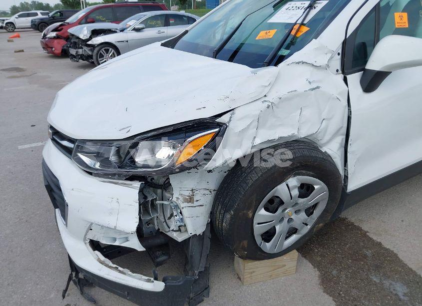 Photo 6 of 2019 Chevrolet Trax LS (VIN 3GNCJKSB1KL130676)