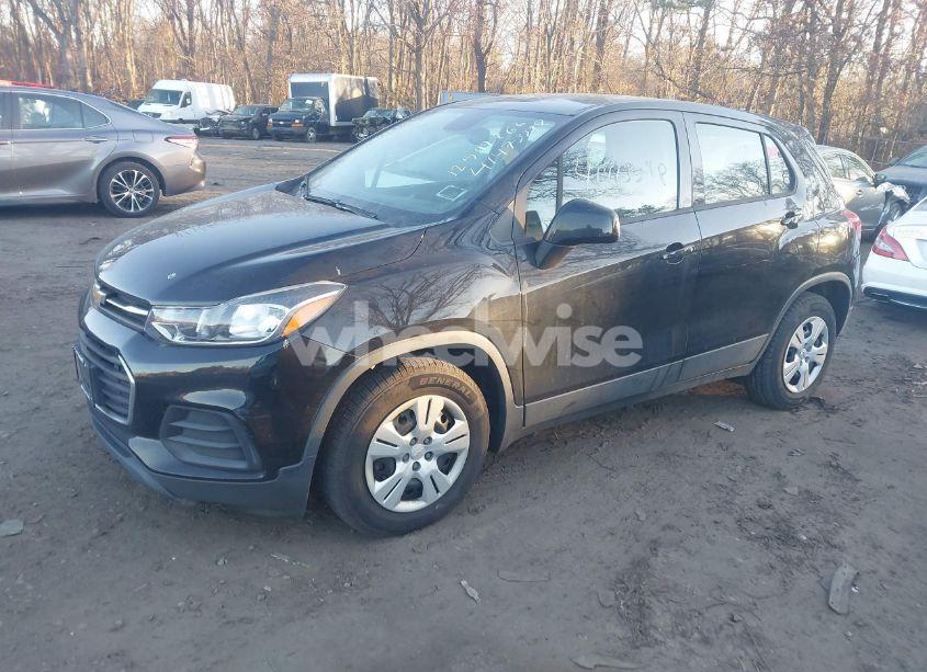 Photo 2 of 2019 Chevrolet Trax LS (VIN 3GNCJKSB1KL132511)