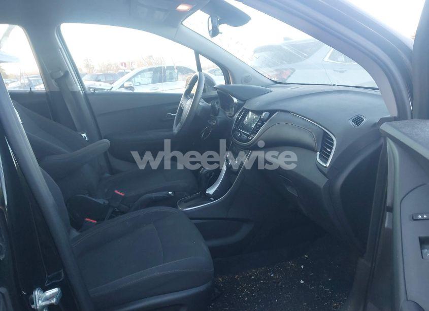 Photo 5 of 2019 Chevrolet Trax LS (VIN 3GNCJKSB1KL132511)