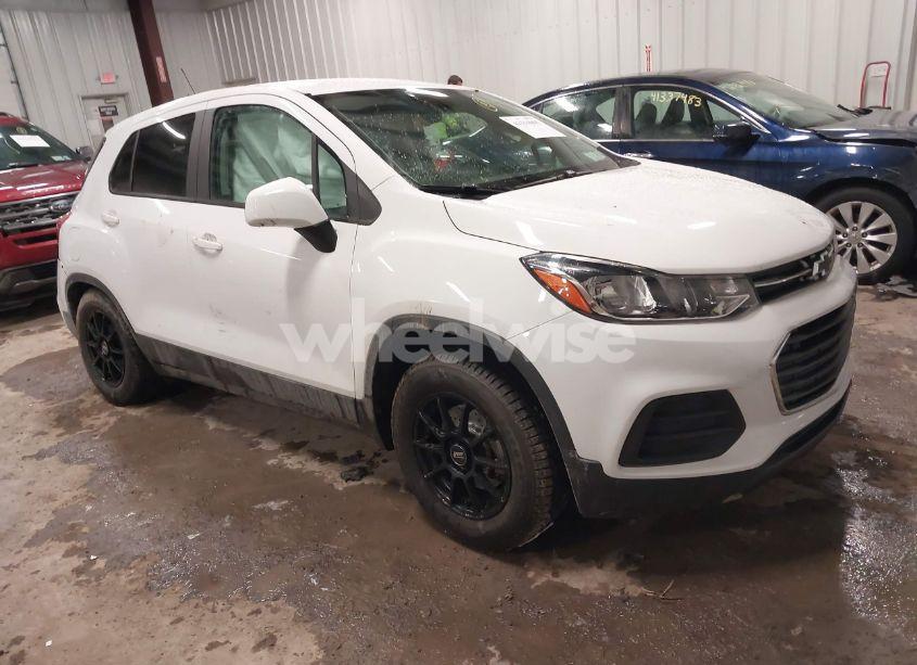 2019 Chevrolet Trax LS (VIN 3GNCJKSB1KL403194) main photo