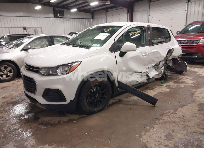 Photo 2 of 2019 Chevrolet Trax LS (VIN 3GNCJKSB1KL403194)