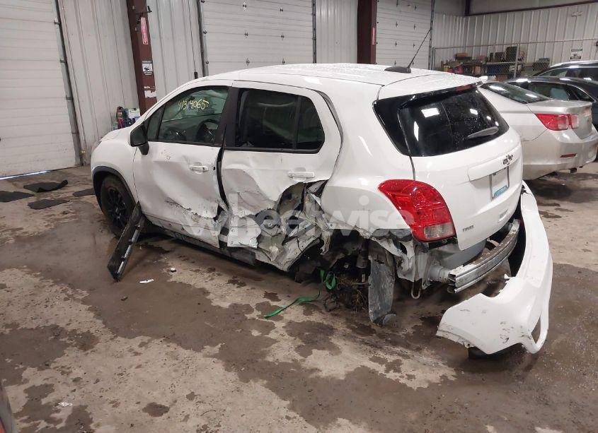 Photo 3 of 2019 Chevrolet Trax LS (VIN 3GNCJKSB1KL403194)