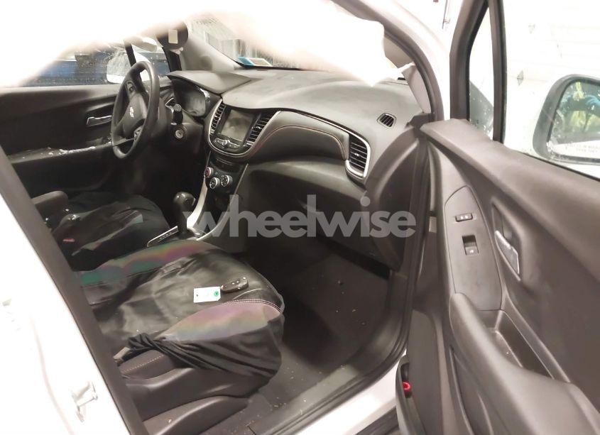 Photo 5 of 2019 Chevrolet Trax LS (VIN 3GNCJKSB1KL403194)