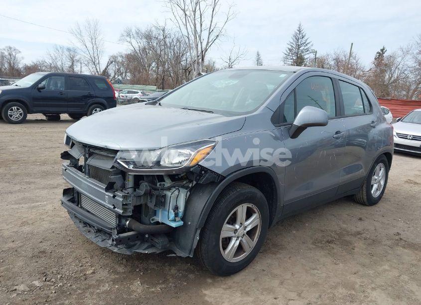 Photo 2 of 2020 Chevrolet Trax FWD LS (VIN 3GNCJKSB1LL137127)