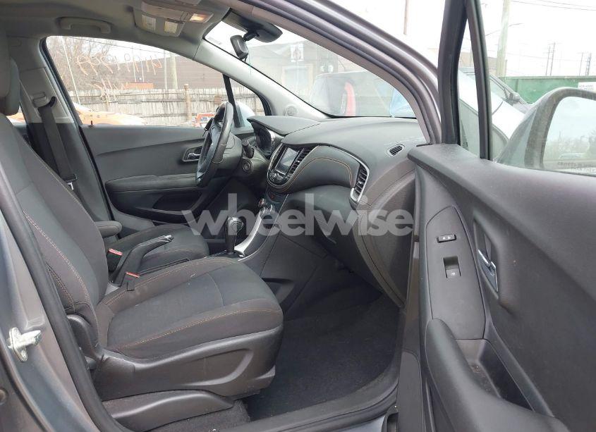 Photo 5 of 2020 Chevrolet Trax FWD LS (VIN 3GNCJKSB1LL137127)