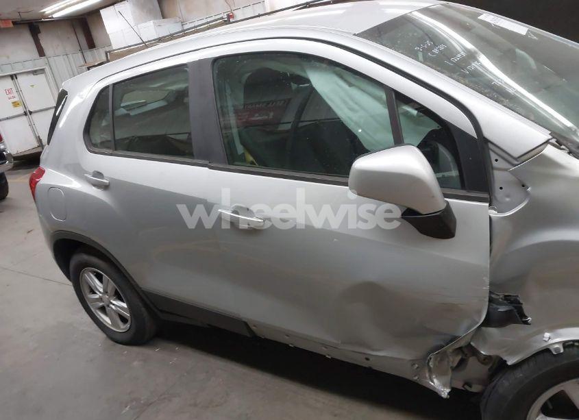 Photo 13 of 2020 Chevrolet Trax FWD LS (VIN 3GNCJKSB1LL137936)