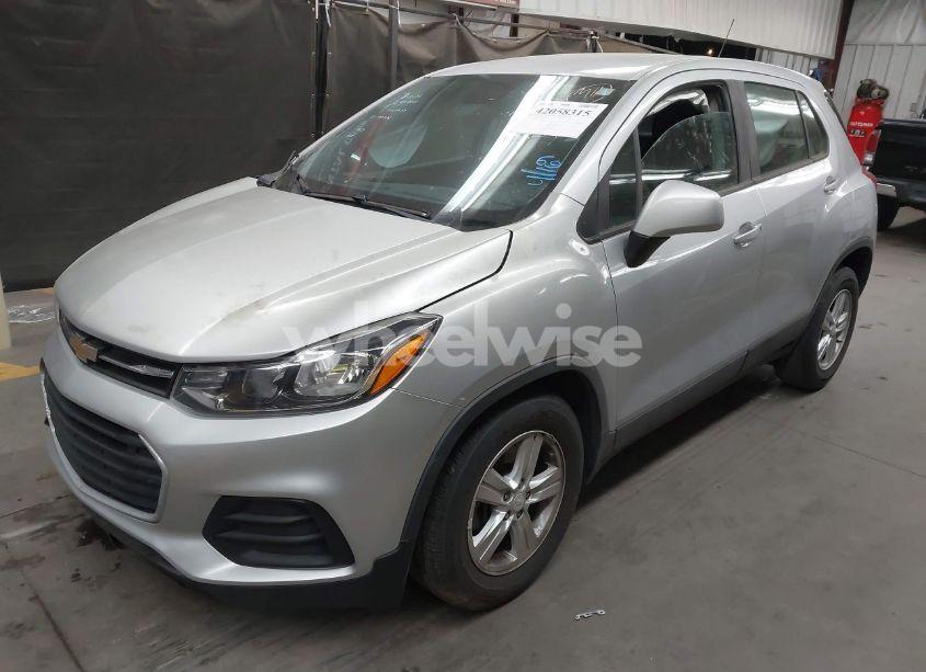 Photo 2 of 2020 Chevrolet Trax FWD LS (VIN 3GNCJKSB1LL137936)