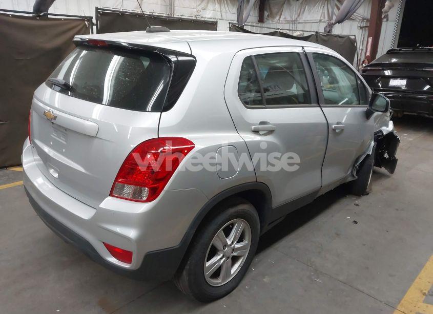 Photo 4 of 2020 Chevrolet Trax FWD LS (VIN 3GNCJKSB1LL137936)