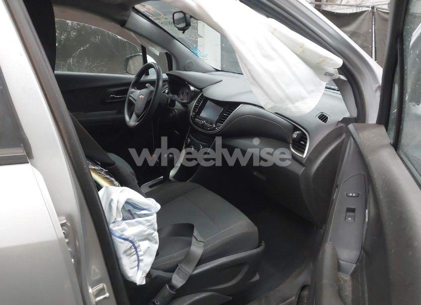 Photo 5 of 2020 Chevrolet Trax FWD LS (VIN 3GNCJKSB1LL137936)