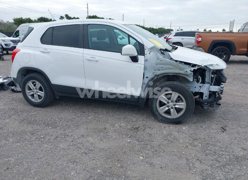2020 Chevrolet Trax FWD LS (VIN 3GNCJKSB1LL294172) main photo