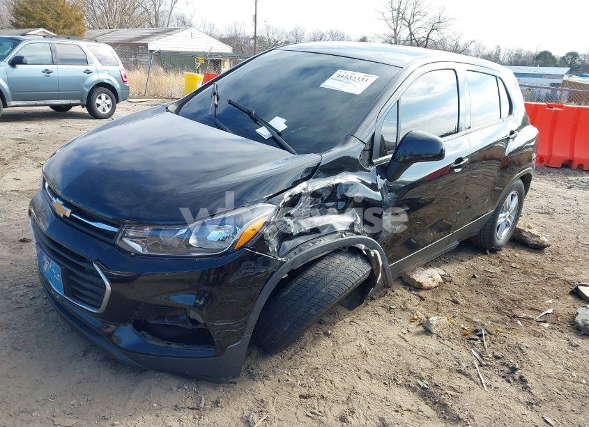 Photo 2 of 2020 Chevrolet Trax FWD LS (VIN 3GNCJKSB1LL306319)