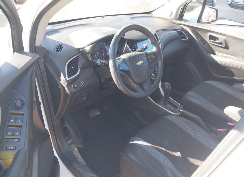 Photo 5 of 2017 Chevrolet Trax LS (VIN 3GNCJKSB2HL257221)