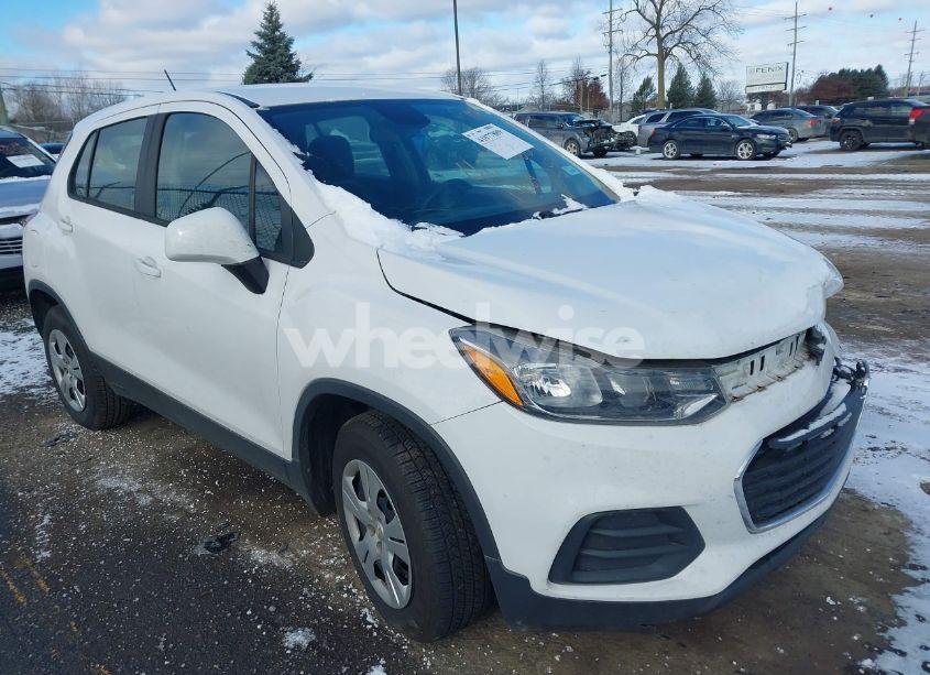 2018 Chevrolet Trax LS (VIN 3GNCJKSB2JL388526) main photo