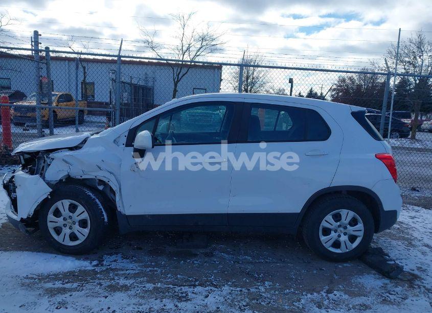 Photo 14 of 2018 Chevrolet Trax LS (VIN 3GNCJKSB2JL388526)