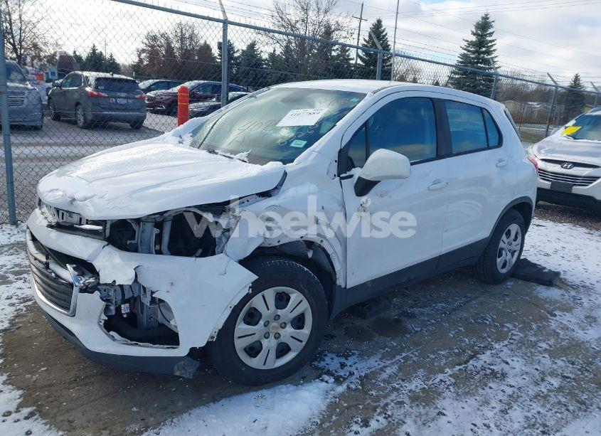 Photo 2 of 2018 Chevrolet Trax LS (VIN 3GNCJKSB2JL388526)