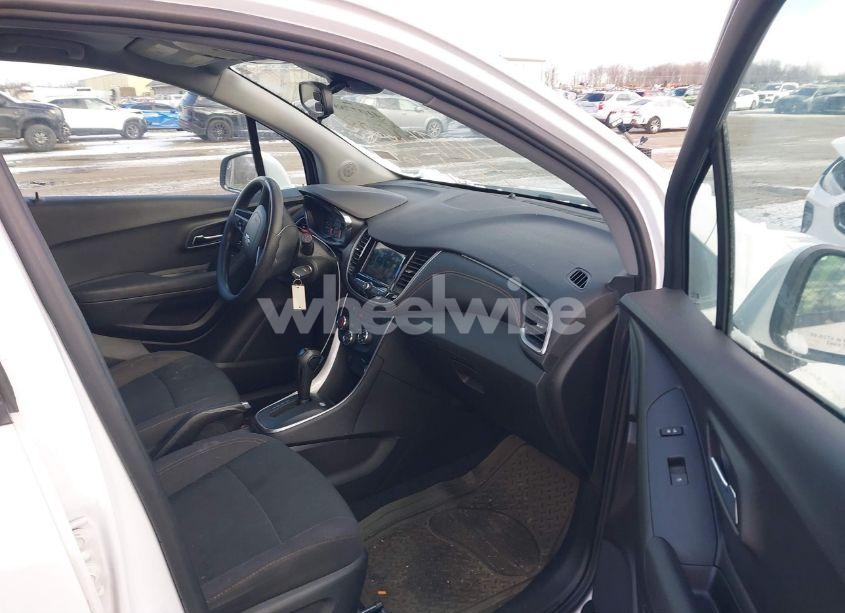 Photo 5 of 2018 Chevrolet Trax LS (VIN 3GNCJKSB2JL388526)