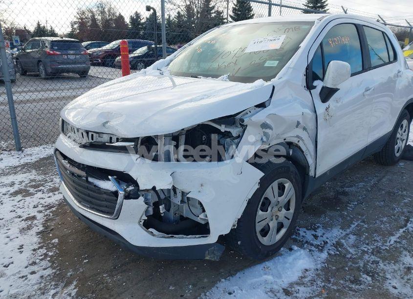 Photo 6 of 2018 Chevrolet Trax LS (VIN 3GNCJKSB2JL388526)